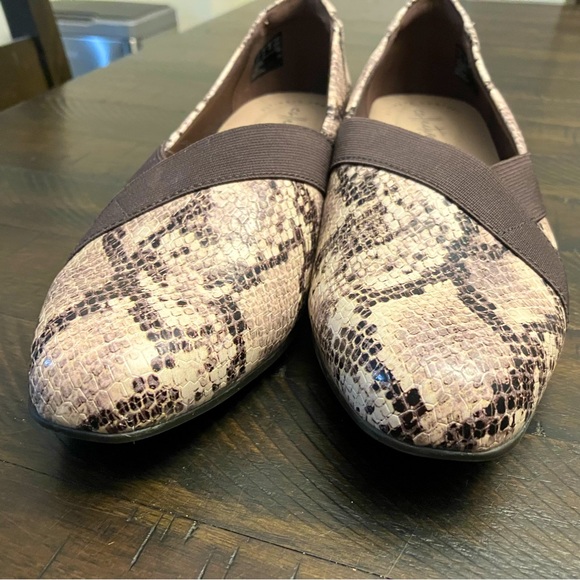 Clarks Taupe snake shoes - Picture 5 of 5